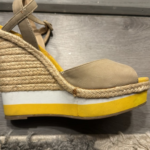 Elle wedge size 8 yellow trimmed shoes comfy worn once minor flaws see pics - Picture 11 of 12